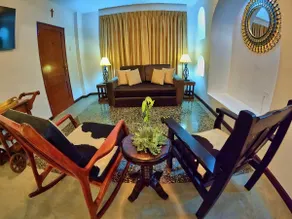 Luxury 2BR/2BA w/ Jacuzzi - Walk to Beach & Castle - Image 3