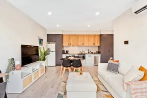 Jewel on Jubilee - New 1 Bed Apt with Parking - Image 3