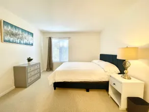 Beautiful & cozy 2 Bd 2 baths condo w/pool** - Image 2