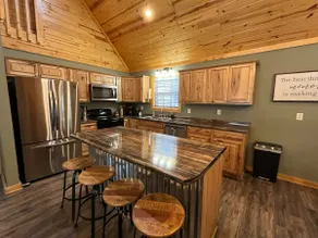Cheerful & Modern 3 bedroom Cabin with Fire Pit - Image 4