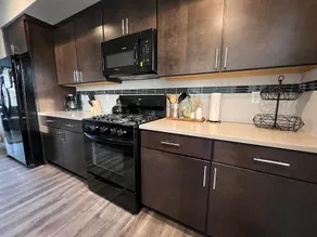 Entire large modern 3-story townhouse with gym - Image 4
