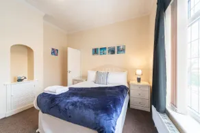 Thy Grace 3 Bedroom 2 Shower Room Central Location- Newland Ave - Image 2