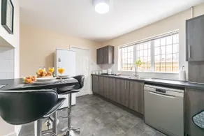 Thy Grace 3 Bedroom 2 Shower Room Central Location- Newland Ave - Image 4