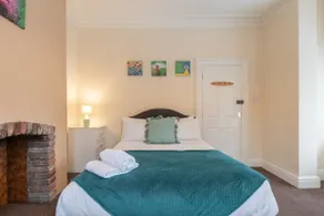 Thy Grace 3 Bedroom 2 Shower Room Central Location- Newland Ave - Image 5