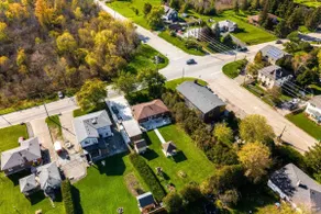 A Beautiful Bungalow near Kelso Lake / Ski Resort - Image 2