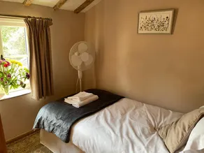 Pretty and peaceful 2-bedroom character townhouse - Image 3