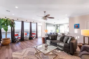 Waterfront Property With Stunning Lake Views - Image 2