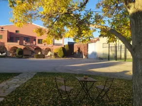 Cal Pedrós, a rural house with a paddle tennis court and swimming pool - Image 3
