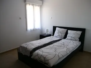 Large apartment with free parking - Image 5