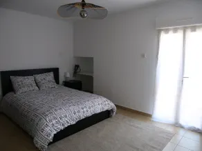 Large apartment with free parking - Image 4