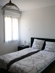 Large apartment with free parking - Image 3