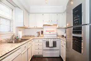 RunQuarters. End unit Townhouse is close to it all - Image 2