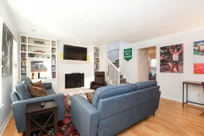 RunQuarters. End unit Townhouse is close to it all - Image 4
