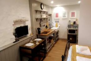 A cosy studio suite in a stunning manor house - Image 5