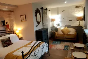 A cosy studio suite in a stunning manor house - Image 3