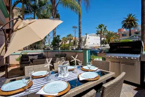 Lucy's Beach House, - Image 4