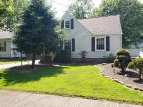 Cheerful Cape Cod home with 3 bedrooms & fireplace - Image 2