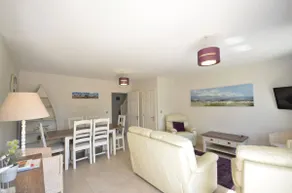 Light, modern townhouse with patio, close to beach - Image 3