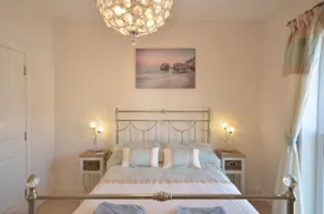 Light, modern townhouse with patio, close to beach - Image 2