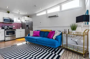 Romantic Carriage House • Walk from Hi-Fi Shows - Image 3