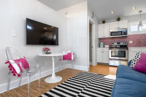 Romantic Carriage House • Walk from Hi-Fi Shows - Image 4