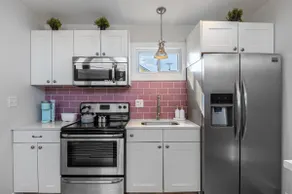 Romantic Carriage House • Walk from Hi-Fi Shows - Image 5