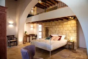 Traditional Gem: Breathtaking Views, Unique Garden - Image 4
