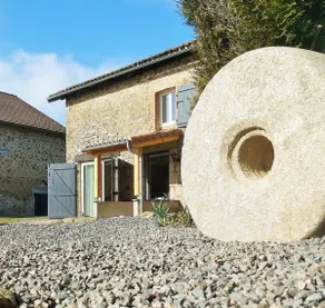 Beautiful 2 bed cottage with swimming pool - Image 2