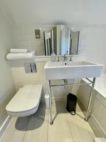 Holly Cottage, 2, Northbrook Park, Farnham-up to 6 adults - Image 4