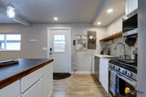 Amazing Alaskan Retreat In U-Med District! - Image 4