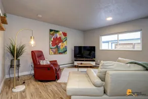 Amazing Alaskan Retreat In U-Med District! - Image 3