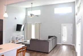 Modern home near downtown - Image 3