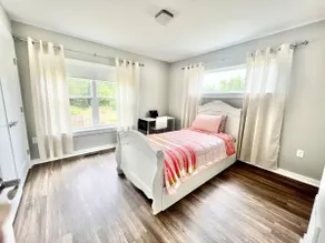 Modern home near downtown - Image 2