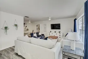 Modern 3br home - Image 2