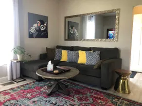 Artistic Retreat - Walk Downtown, Sparkling Clean! - Image 3