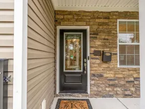 7 mins walk to beach! Waterfront view sunroom. - Image 3
