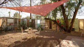 Elm Bungalow: Chic Desert Retreat & Walkable Gem - Image 5
