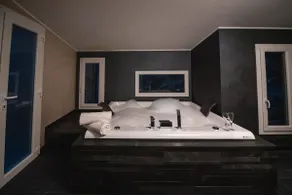 Luxury apartment with spa right in the center - Image 5