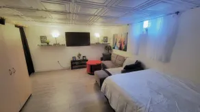Private room/bathroom separate entrance - Image 2