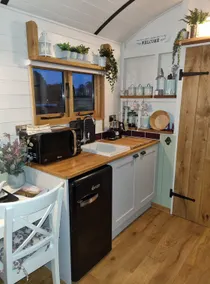 Luxury glamping wagon Hodnet - wood-fired hot tub - Image 2