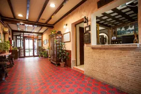 Apartment in a typical Aranjuez corrala (courtyard) - Image 2