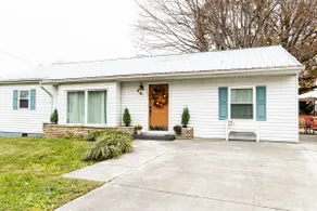 Family Friendly, Cheerful & Comfy Home in Town - Image 2