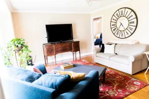 Family Friendly, Cheerful & Comfy Home in Town - Image 3