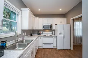 Cheerful Pet-Friendly Bungalow 1 Block from Downtown Laurens - Image 4