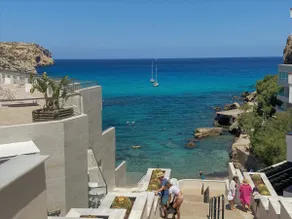 Flat with swimming pool and beautiful sea views. - Image 3