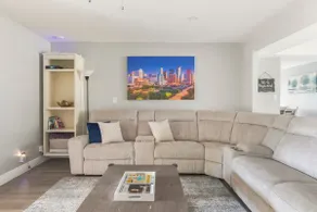 Family-friendly, 3 bedrooms & spacious backyard! - Image 3