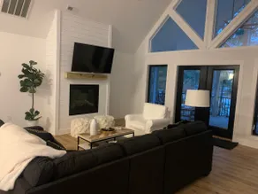 5-bdrm lakehouse w boathouse on LkGaston sleeps 11 - Image 4