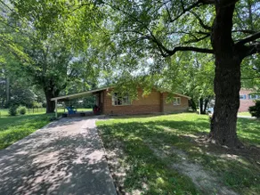 Mayberry’s Best! Peaceful, Bonus Room, Deck, Huge Yard, 5 min to downtown  - Image 2