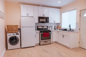 Mins to LAX and Beaches|Spacious Small Home - Image 2