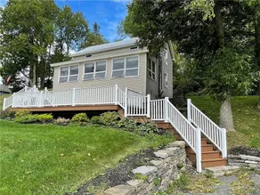 Lake Cottage Perfect for Fall Summer & Fall Fun - Image 2